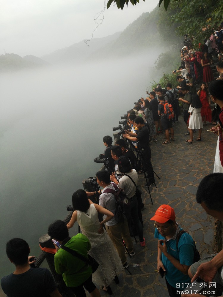 得知排几里路的摄影发烧友四点就在江边占机位，我的四点起床已经不算什么了 ...