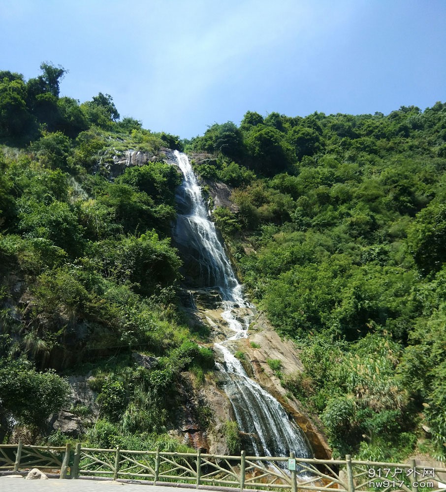 半路的瀑布也很美