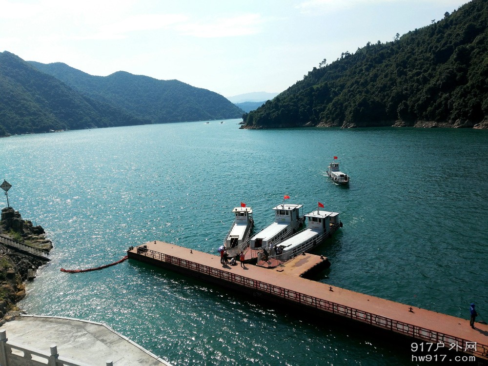 阳光照射的湖面