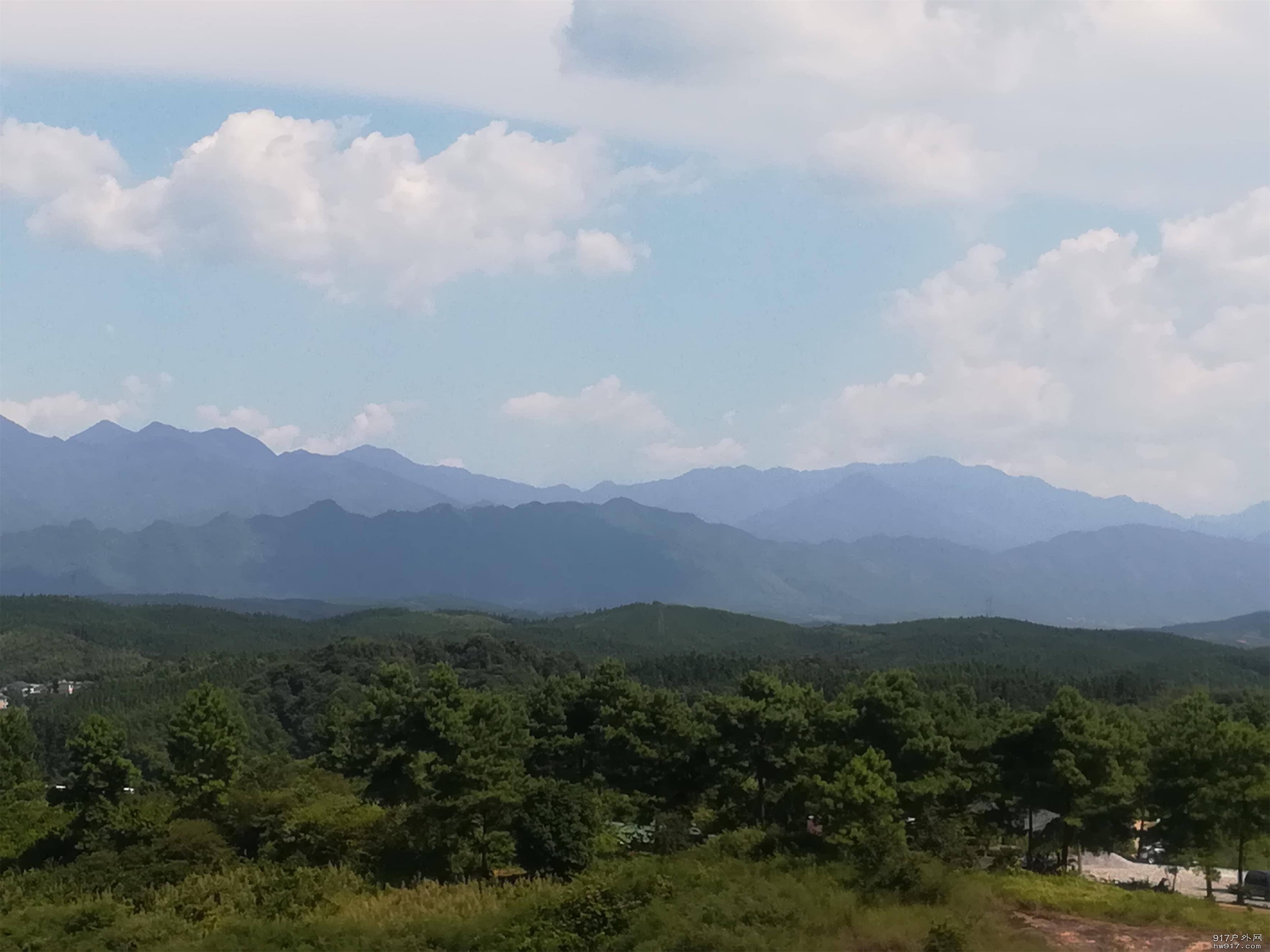 蓝天白云，群山环绕