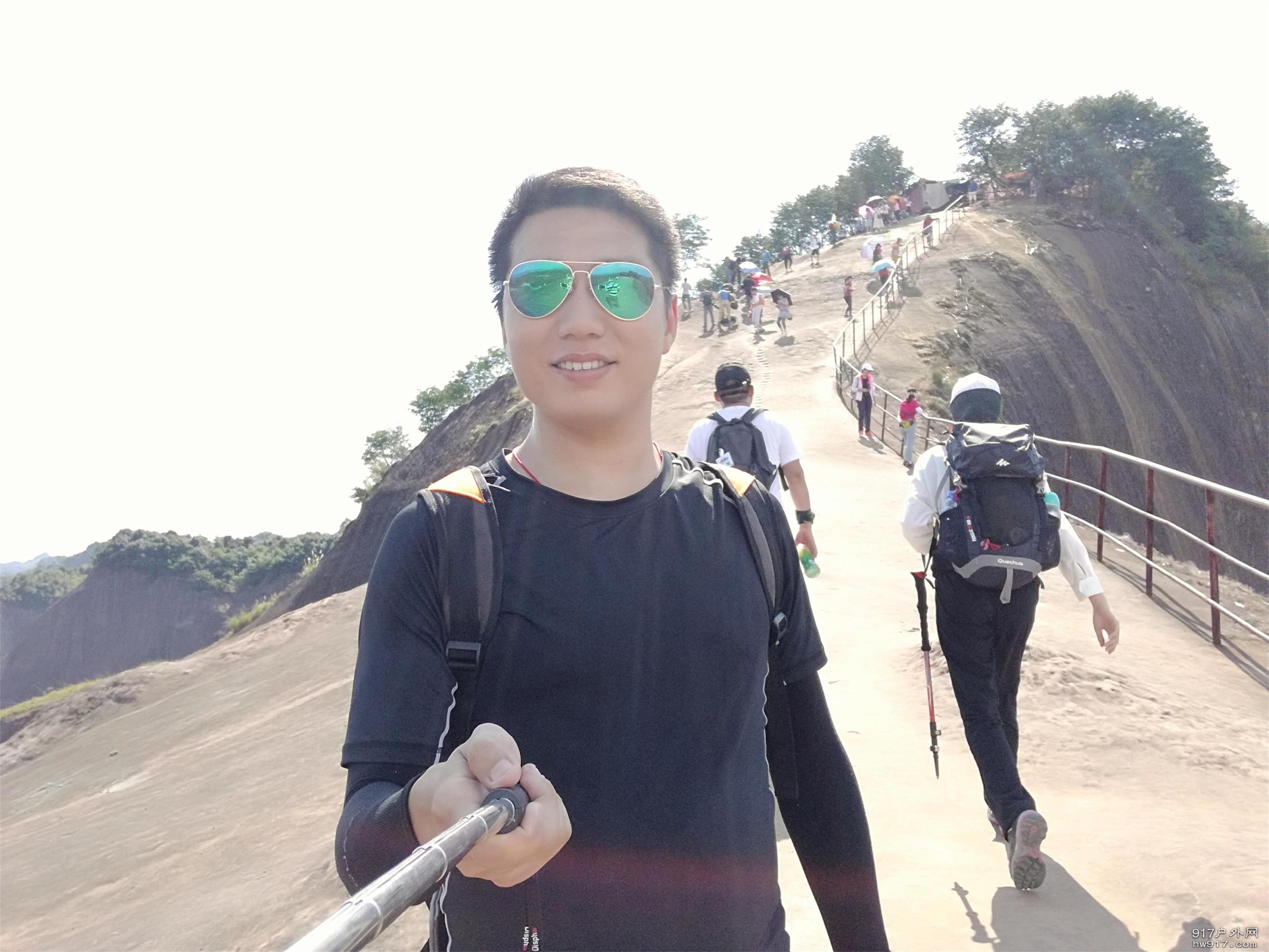 继续晒自己，还真是晒