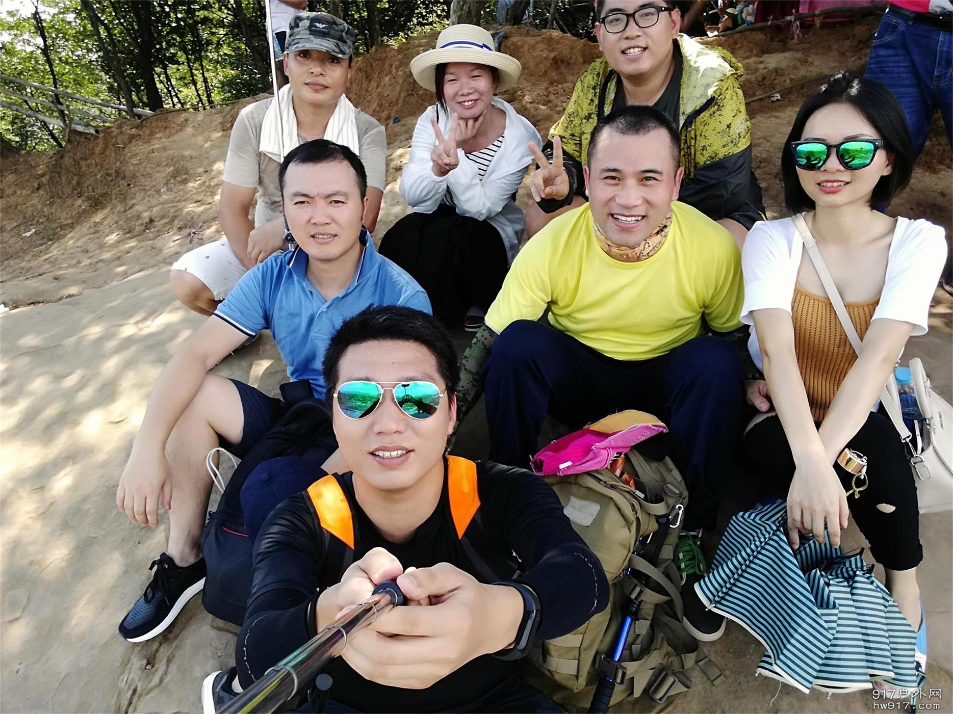 小团伙走一个（请自动忽视右上方的小胖）