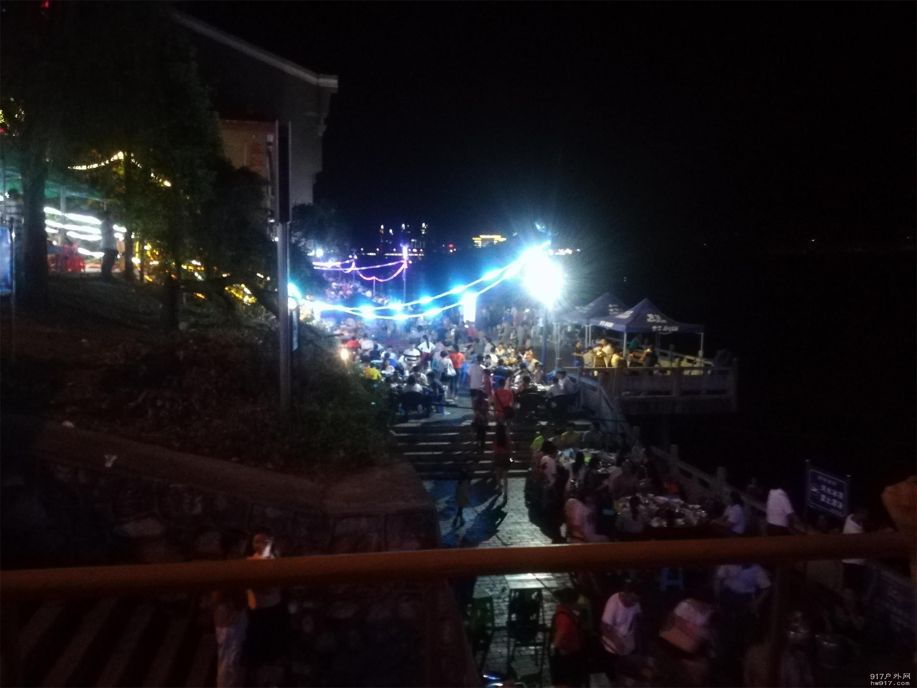 晚上江边的夜市人流不息