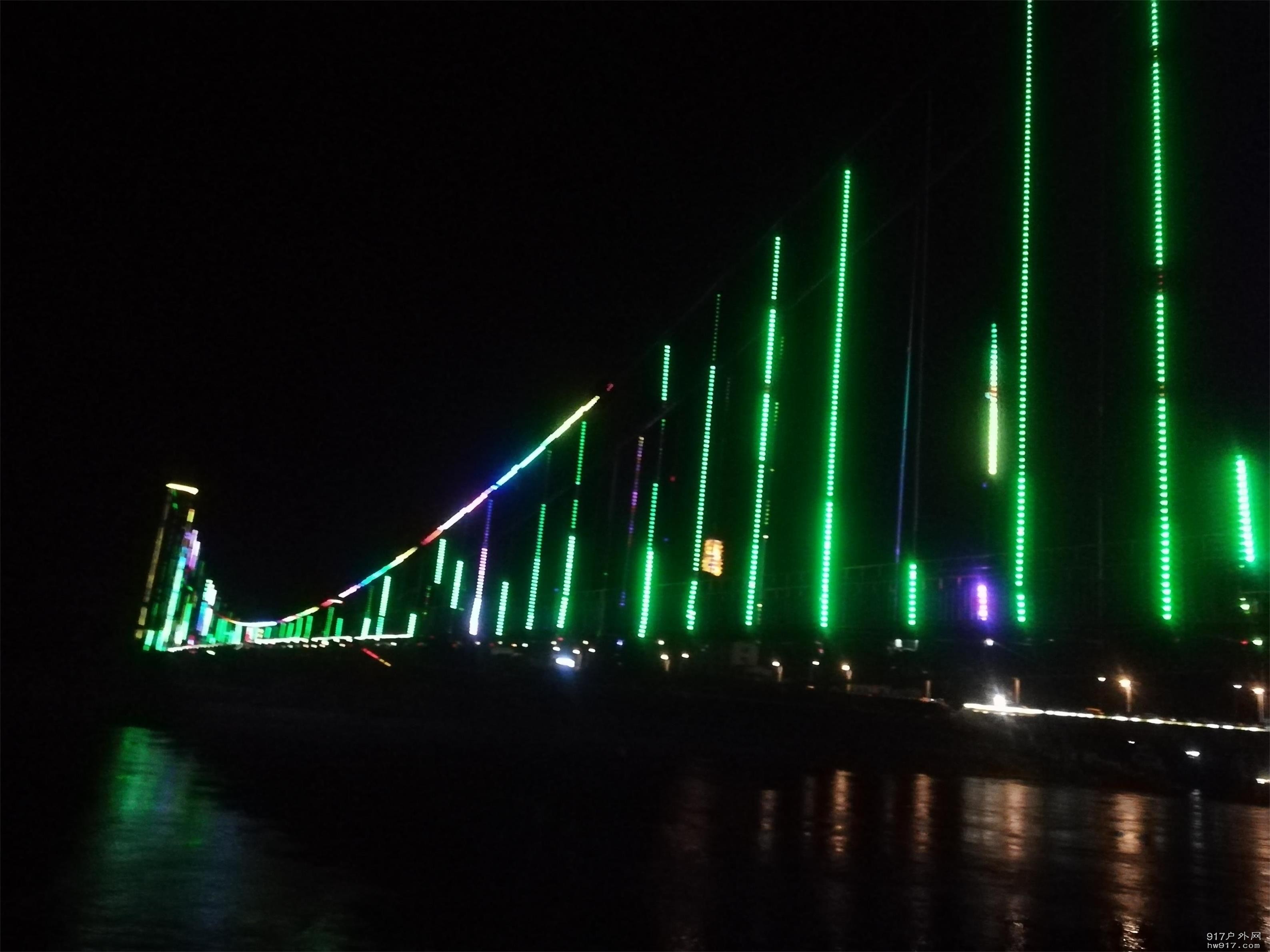 华灯初上，吊桥夜景