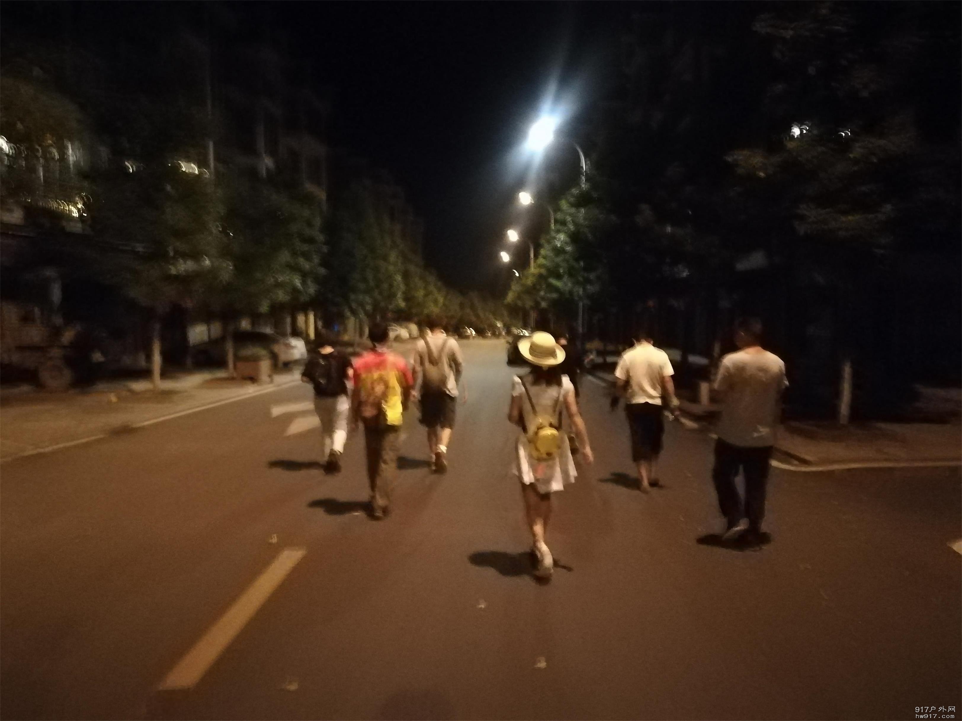 凌晨4点组团溜进景区