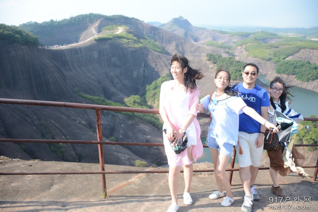 四个被风吹的疯子