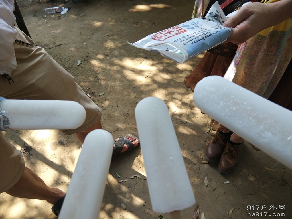 被烈日晒到差点中暑，看到冰棍像见到了亲人般