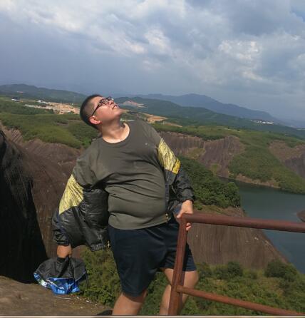 这位是很逗B的男猪角，看他的Pose，你懂的