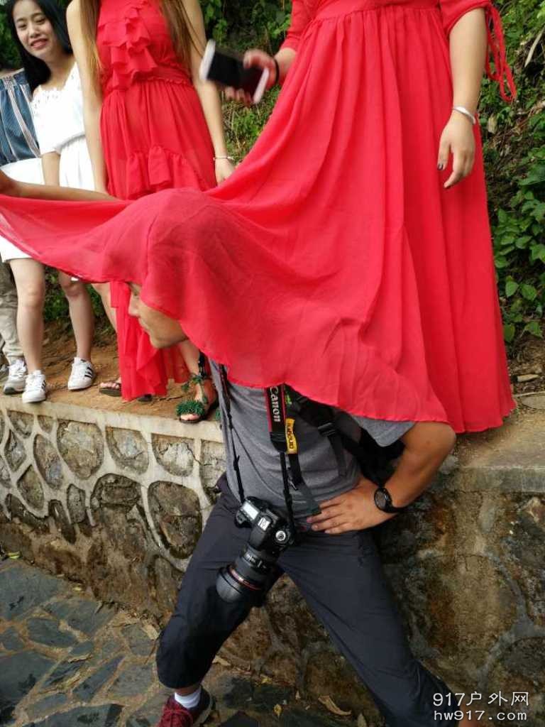 这就是传说中的隔壁老王钻裙底