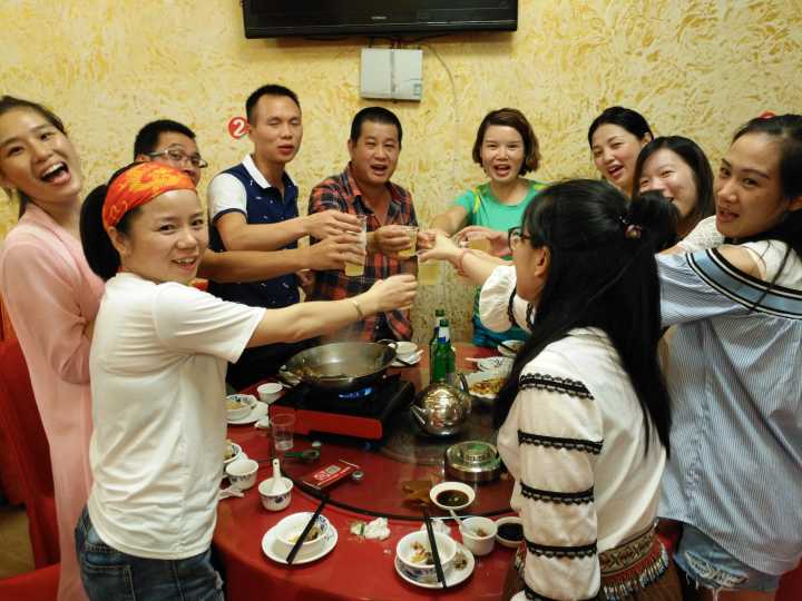 为吃到一份免费的三文鱼，咱得干了这杯