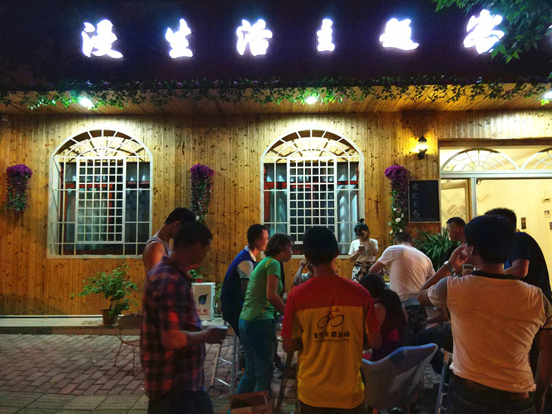 晚饭酒没喝酒，在B栋门口继续PK