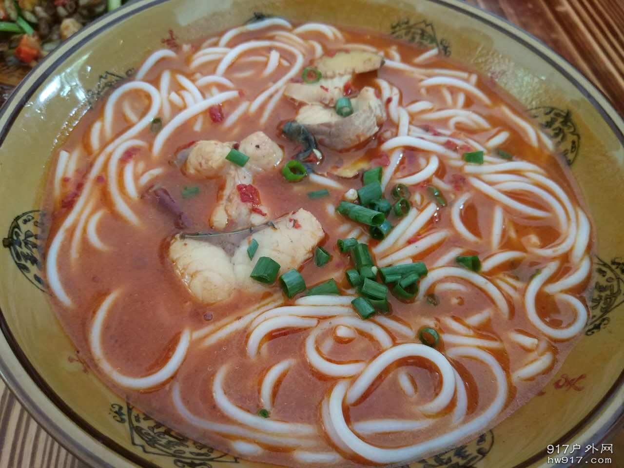 不知道湖南的米粉是用鱼汤熬的，对于不怎么吃辣的广西妹子来说，太辣