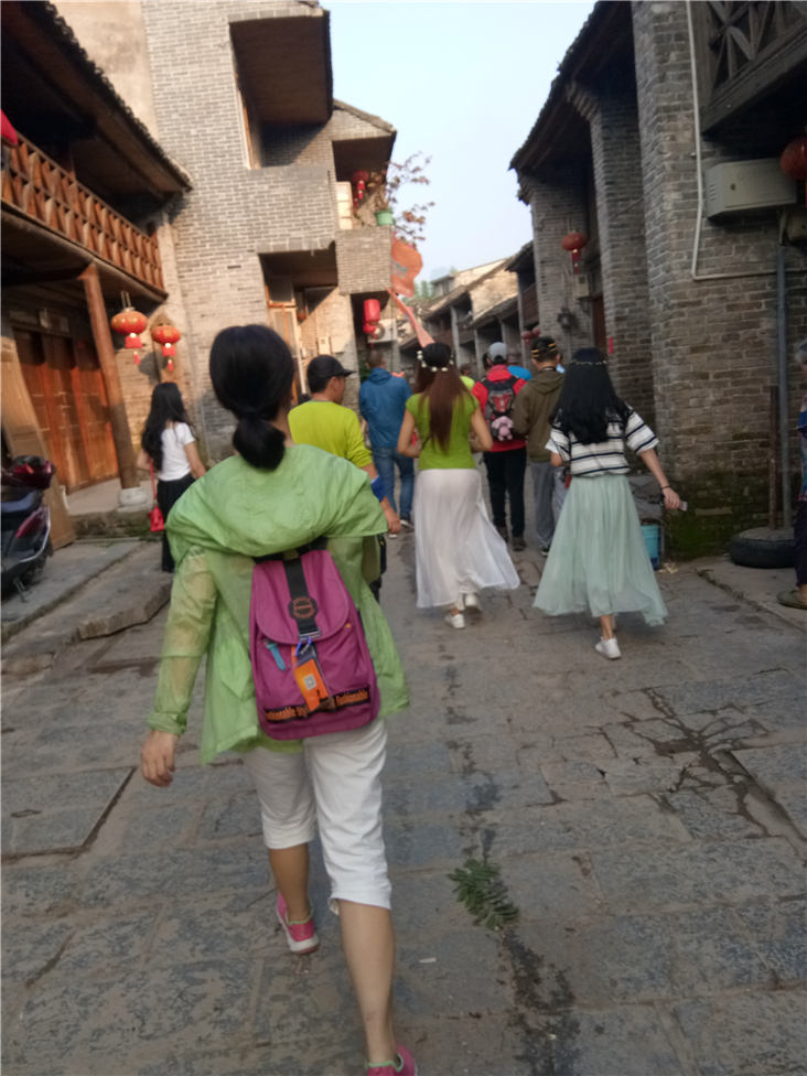 穿过一条古老的街道