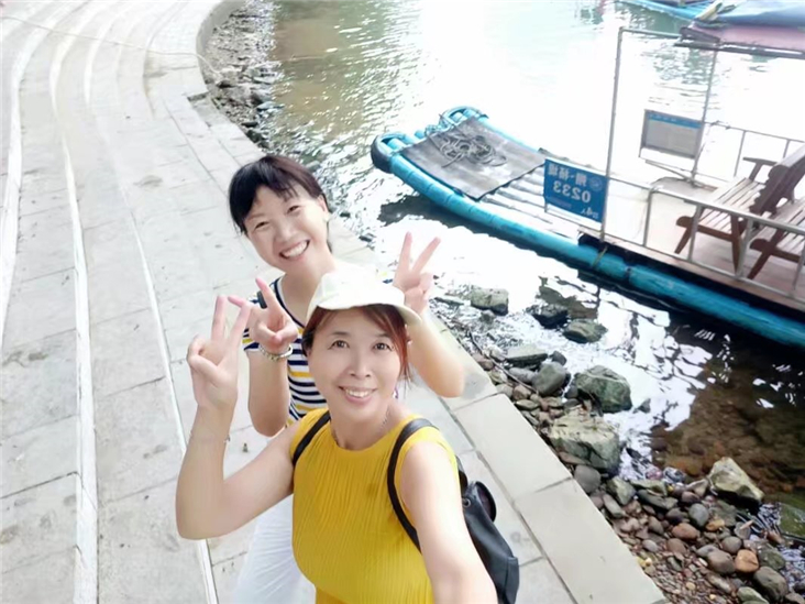 码头边开启美颜自拍，仿佛回到30年前