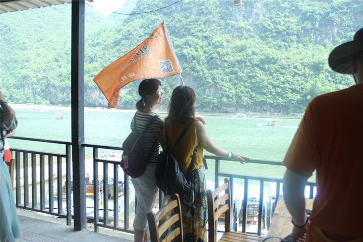 江边小憩，风景无限美