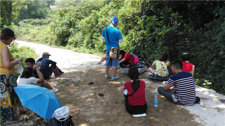 画风突变，休闲游变虐游，前方无路，正午火辣辣的太阳烤的人要中署了，不过太家都没有太多怨言，原地待命 ...