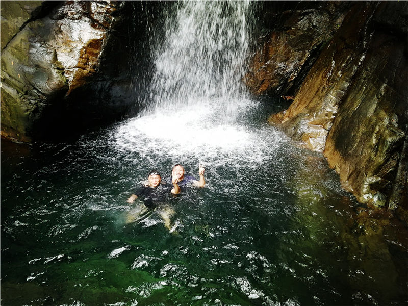 瀑布戏水 (1).jpg