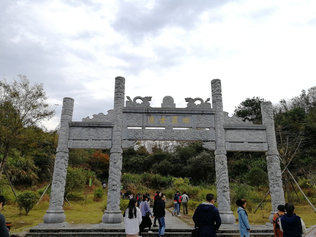 最后一个景点了，还是进村....