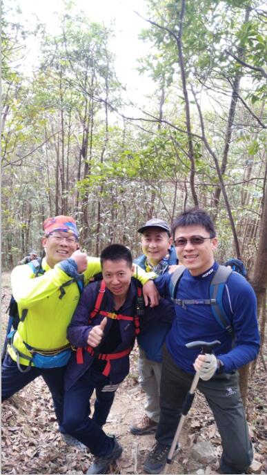 开始爬山来几这帅哥养养眼就不会感到冷啦