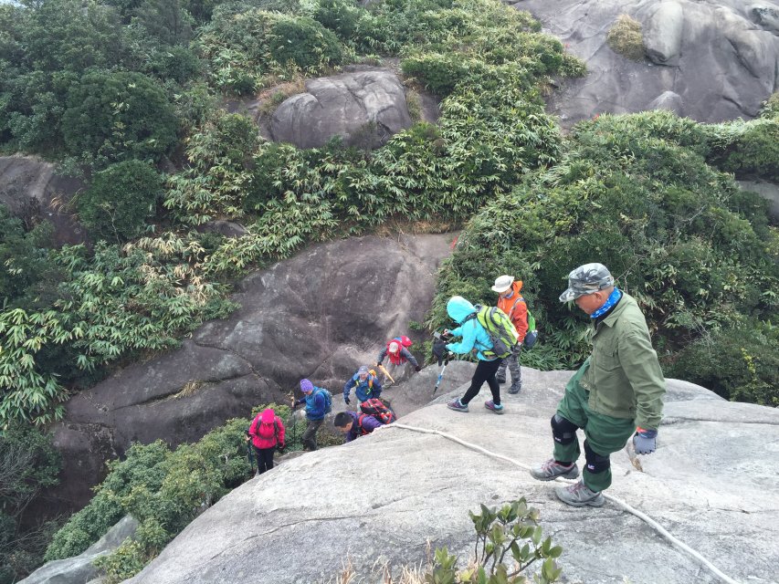 到达老虎头山顶，冷风与快乐并存