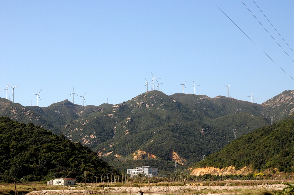 看到不远处的风车山, 人一下子就兴奋起来，背对这风车山，来了张合照，开始了这次的徒步活动. ... ... ... ...