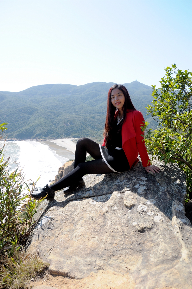 要到达海滩，要先爬过一座小山，是一些石头路，不太好走，林中影影绰绰，清新的海风徐来，格外清爽，群中有 ...