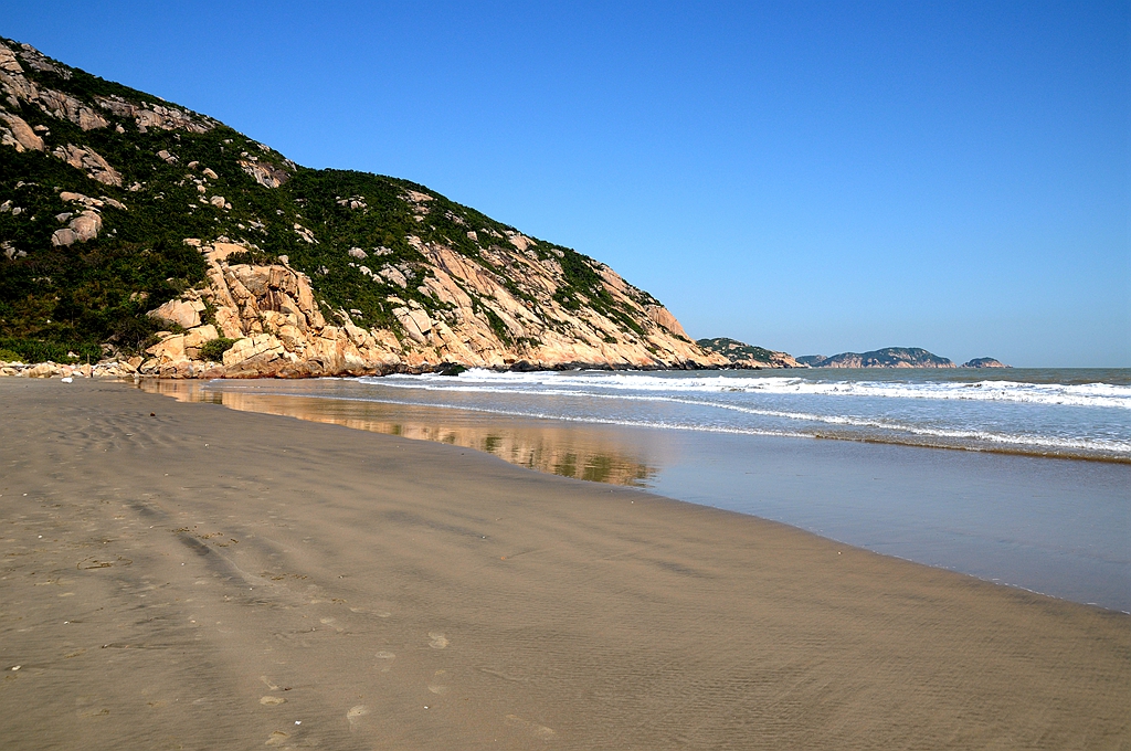 阳光肆无忌惮的照耀到沙滩上,大光圈快门轻易达到1/4000秒,一周以来的郁闷终于一扫而光,尽情的按着快门,留下 ...