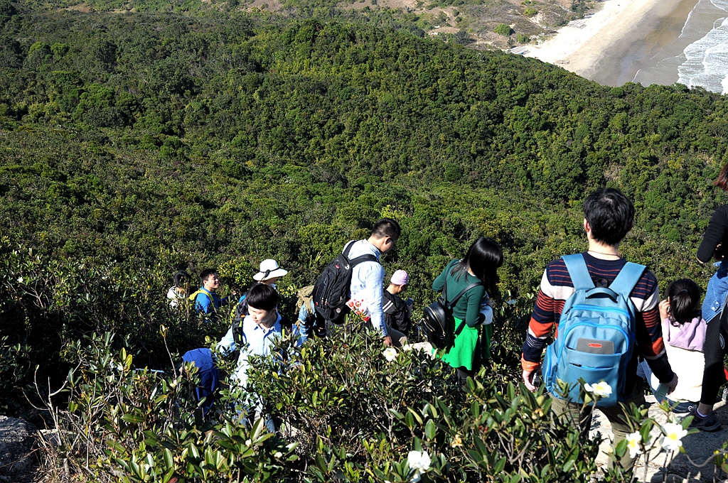 经过一小时的休整, 继续开始向风车山进军, 还是熟悉的石头路, 有的地方坡度较大, 需要手脚并用, 好在难度不 ...