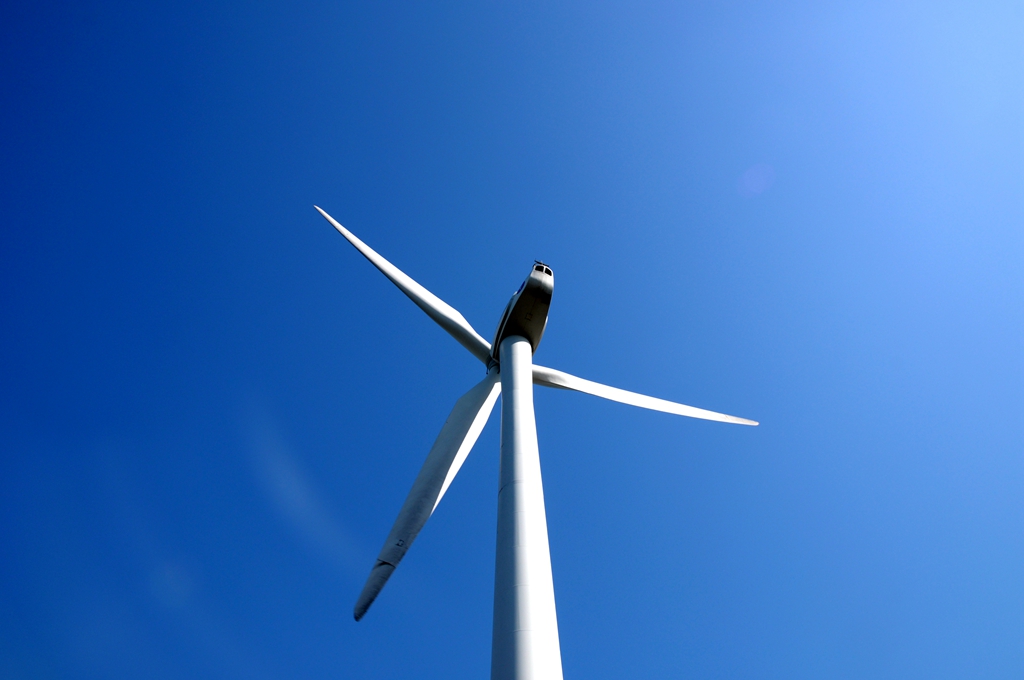 不多久，风车已经近在眼前, 大, 只是第一眼的感觉, 17mm焦距的镜头竟然不能窥其全貌, 只能留下部分风姿. ...