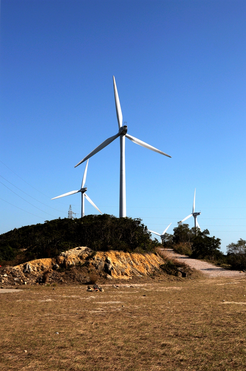 山上满眼望去都是风车, 原来以为在荷兰才能见到的风车, 原来就在珠海就可以看到, 竟有点异国风情的感觉. ...