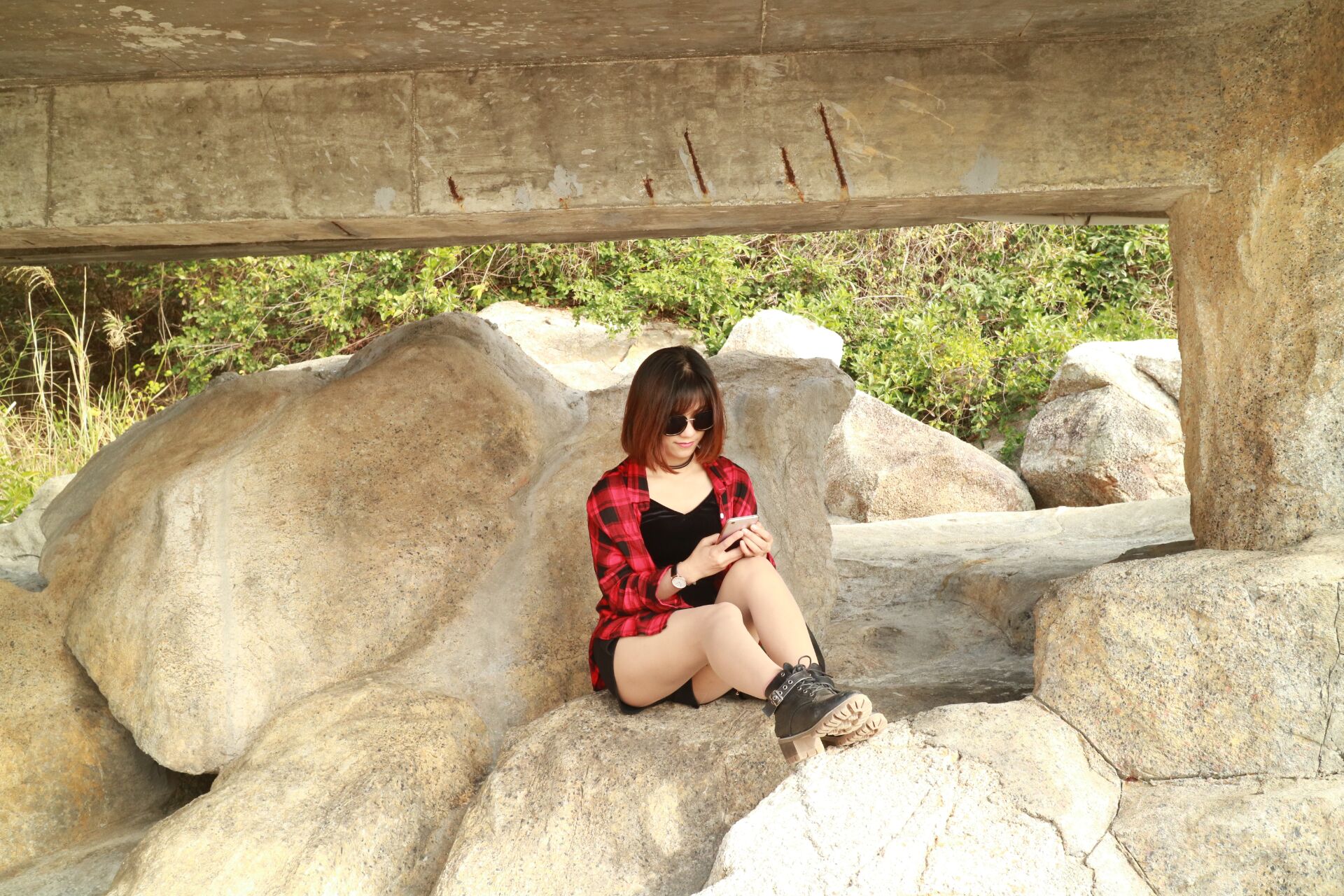 这样安静坐着，吹吹风，看看海，