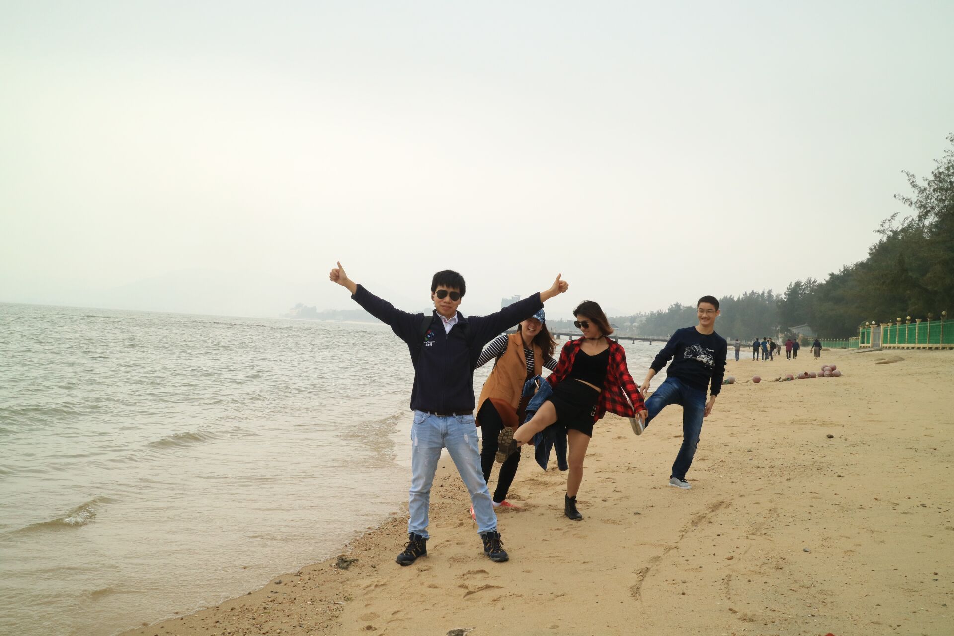 你在前面装逼，我在后面踹你