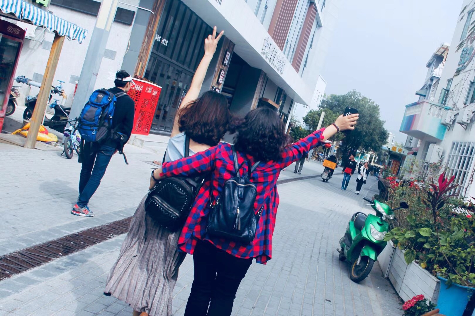 说好的姐妹装，风子你就是忽悠大王。你说除了发型还会么像？59人就我一个踩个高翘出门 ... ... ... ... ... ...