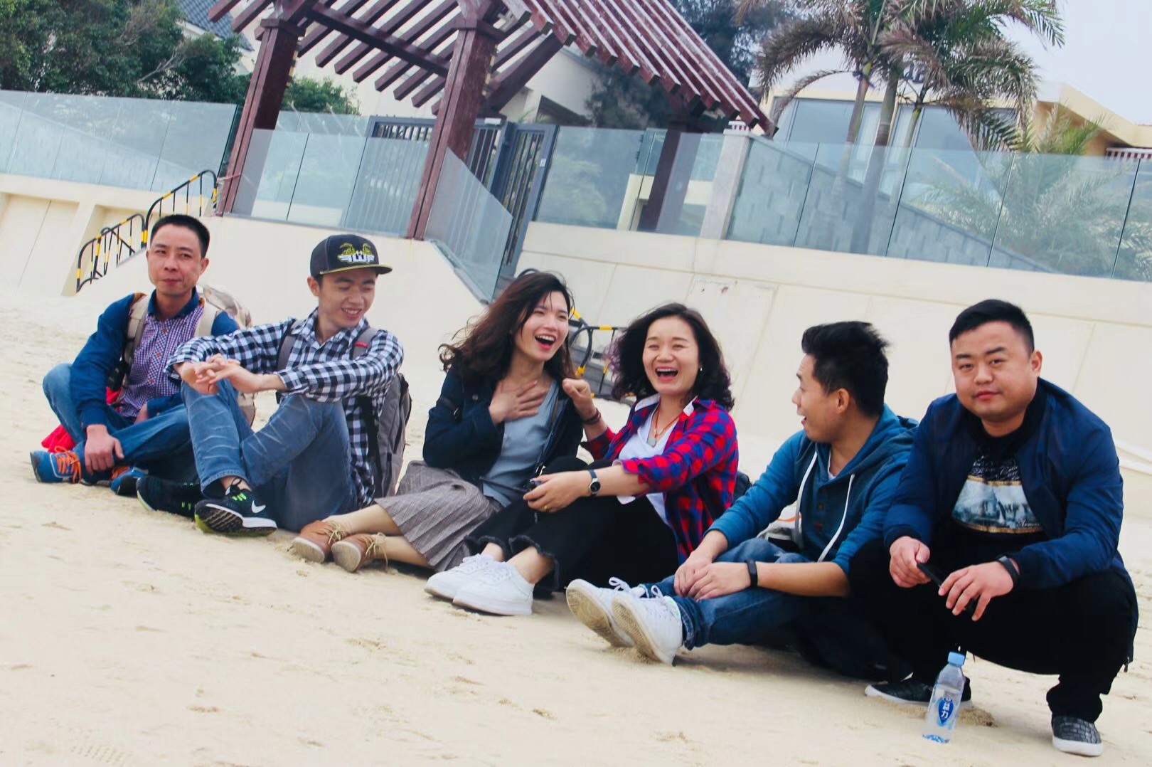 猜猜姐姐讲了什么故事，大伙都乐成这样？