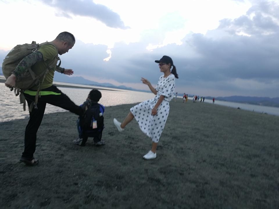 多可怜的摄狼，被小哥哥小姐姐欺负