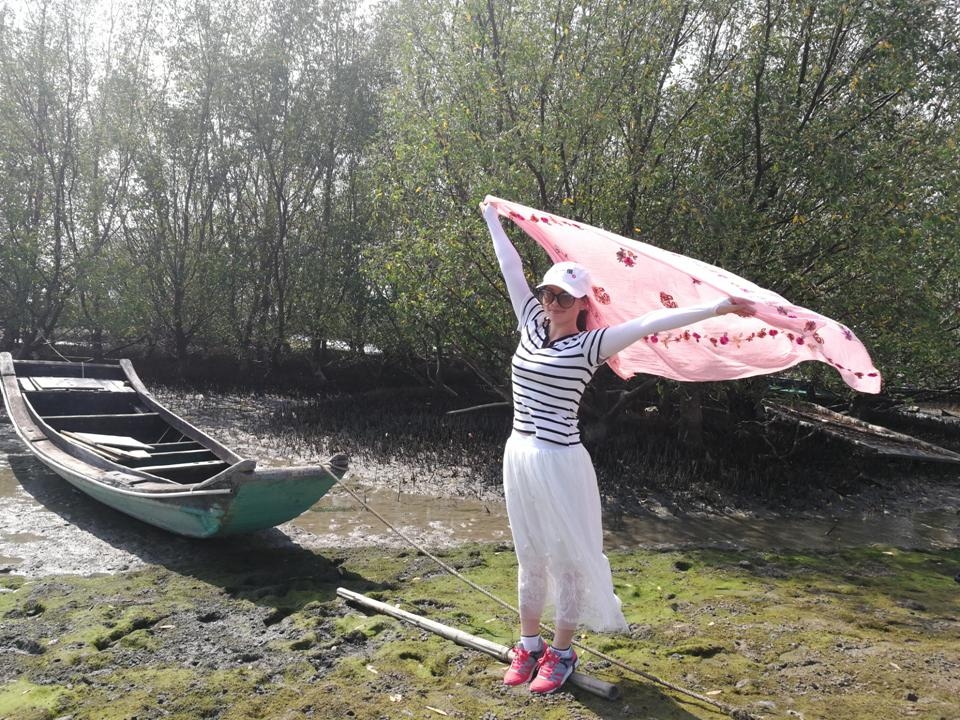 陶醉在风中的小姐姐