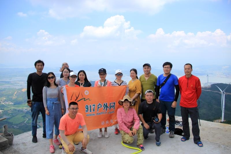 在30多度的高温下，生死之交的小伙伴们在山顶，来张合影，留下深深的纪念。 ... ...