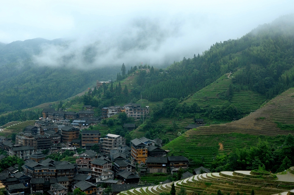 雾气缭绕中的平安寨.