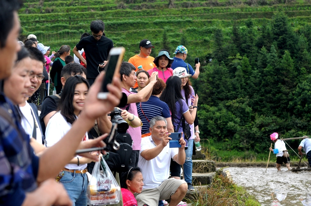 慕名而来的游客，到处都是人，满满当当,有路的地方就有各种的长枪短炮..