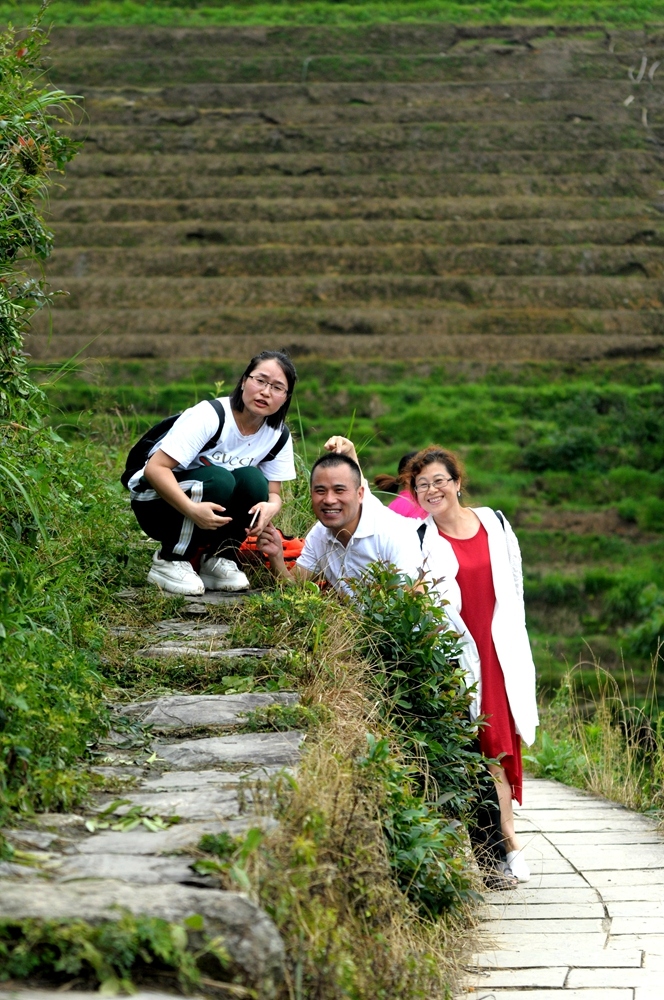 哎，这个就是嚷嚷着不把200斤拍成90斤就不让出片的小姐姐..嘿嘿，岂能让你如愿. ... ...