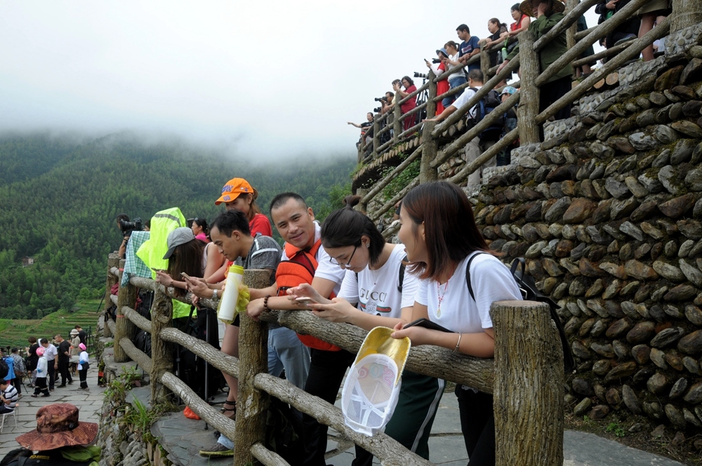 在准备看民俗表演的917吃瓜群众(我们这一行可是有六个西瓜,由此得名)...