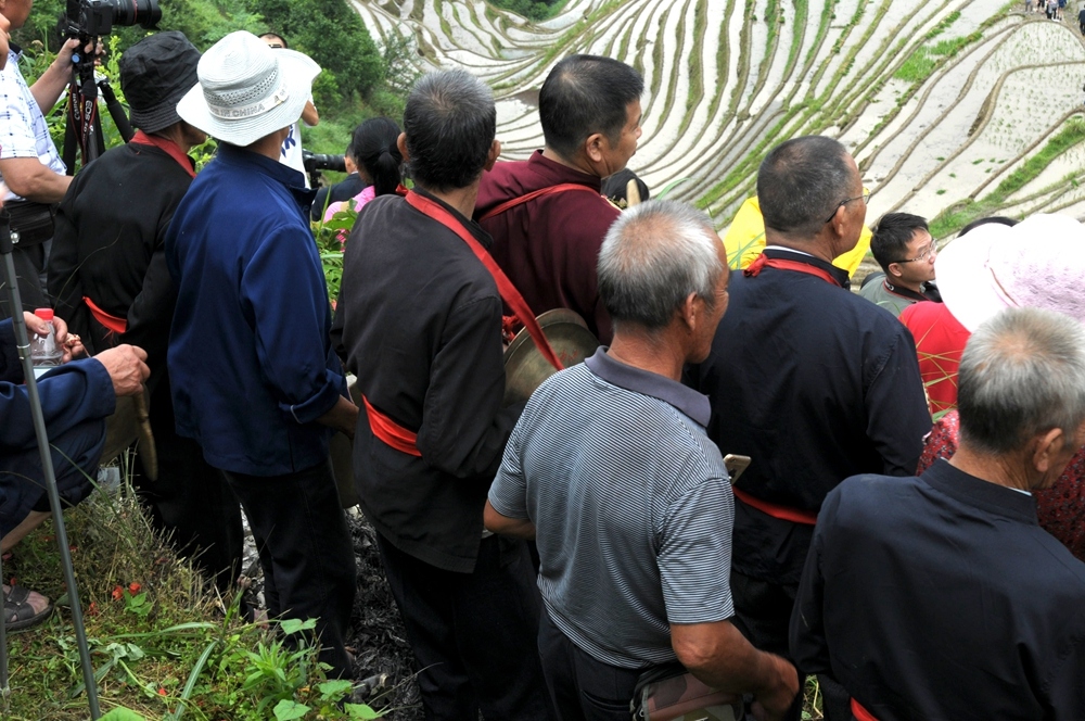 在为表演助关的人民....