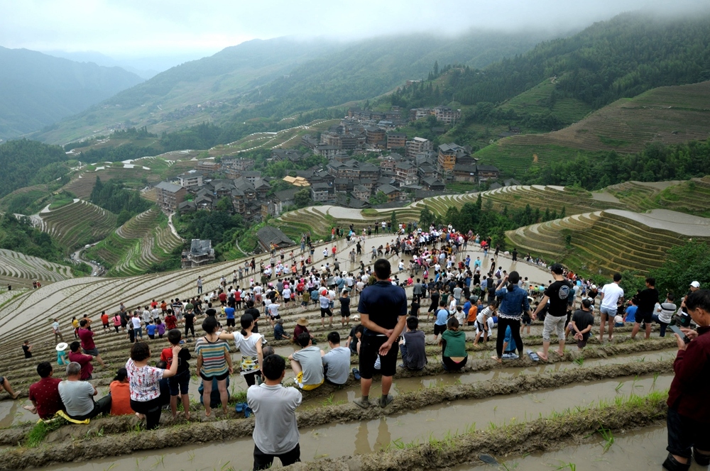 十三个寨子拨河比赛，抢夺第一, 一个寨子人数800至1000多人不等...约是自然村规模... ... ...