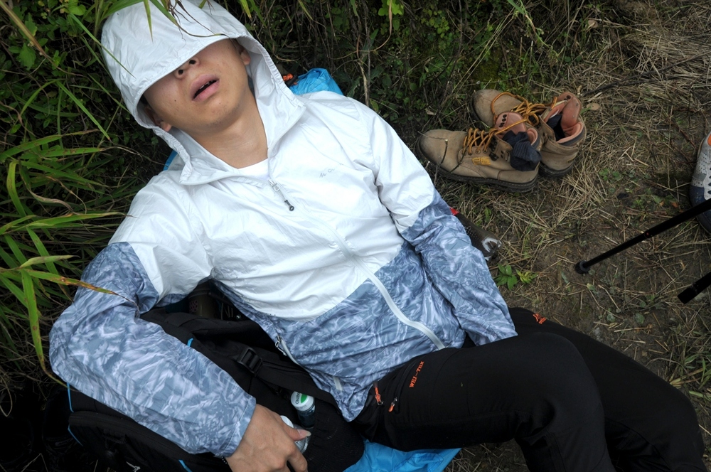 在活动进行得如火如荼的时候，对，你没看错，这是我们的小鲜肉，你是花钱来买睡觉的吗？？ ... ...