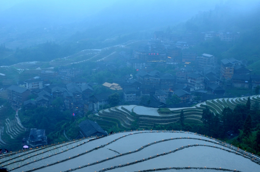 可惜晚上雾大，梯田里都点上火，村民民还有火把表演 ，雾太大，烟花看不到. ... ...