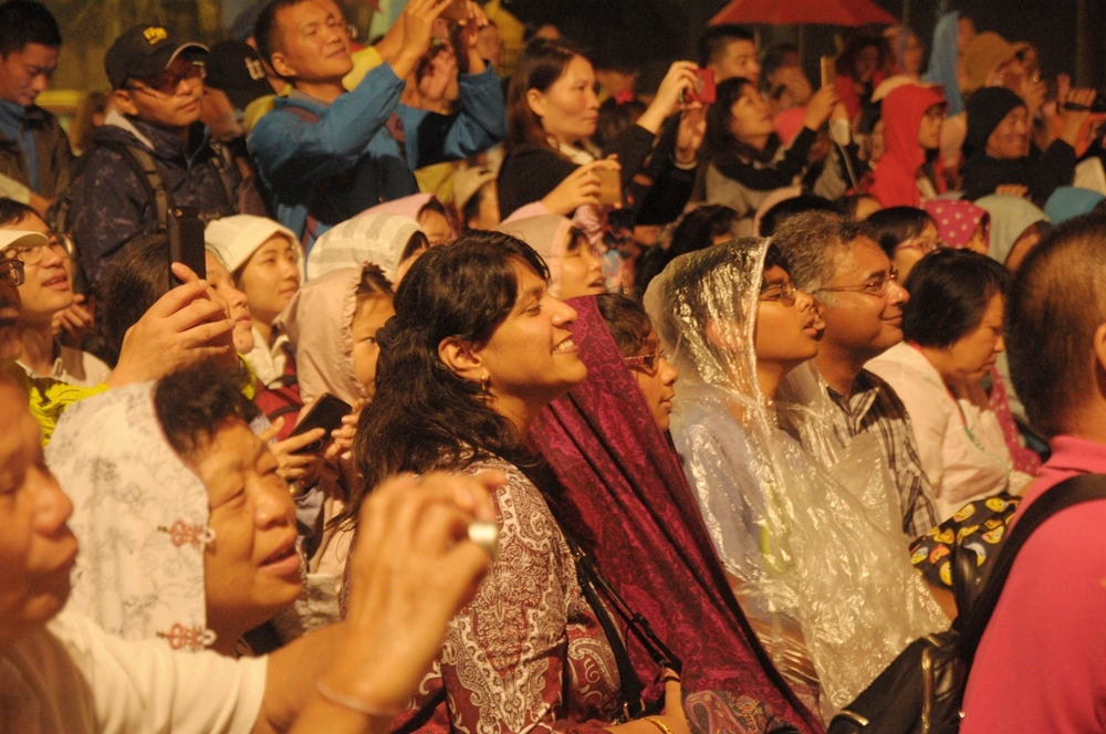 在小学里看表演的游客外国友人....