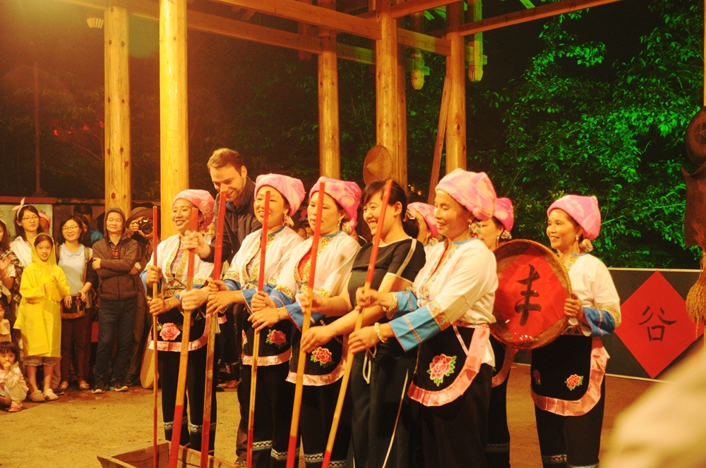 在小学里也有外国友人和游客一起参与表演..