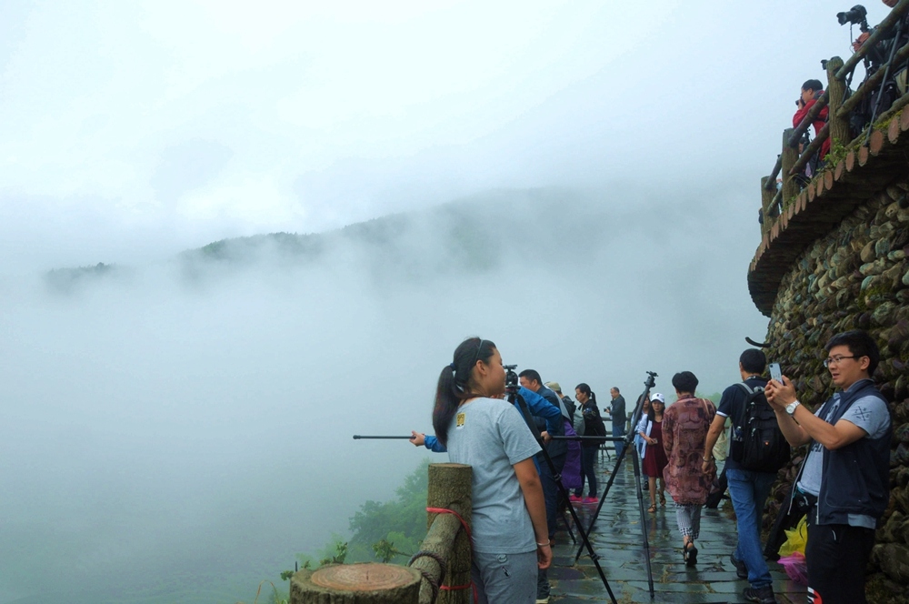 在九龙五虎等着拍雾散的人们...