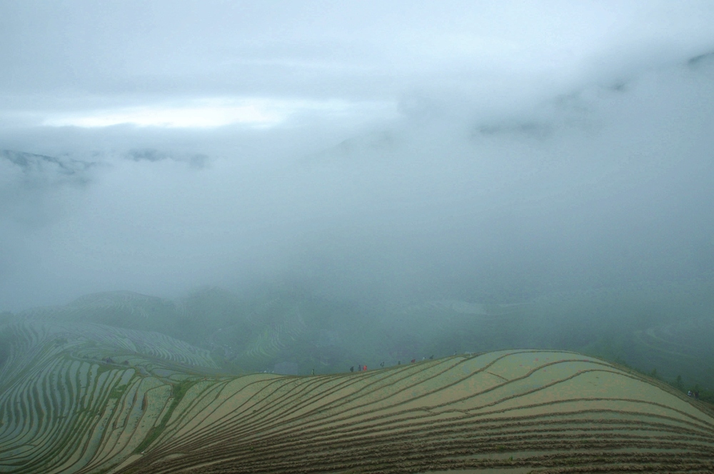大雾遮住了梯田平安寨，很多都看不清..