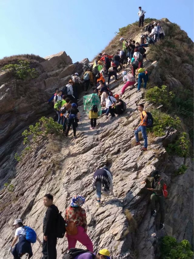 一路攀爬岩石，手脚并用，上蹦下跳